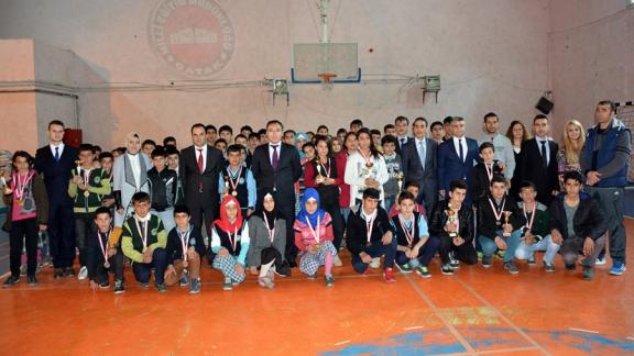 Badmintonda başarılı olan öğrencileri ödüllendirdi