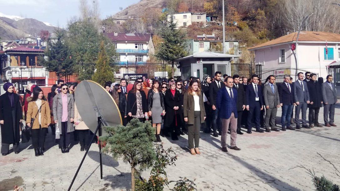24 Kasım Günü öğretmenler Günü nedeniyle Atatürk Anıtına çelenk sunma töreni düzenlendi
