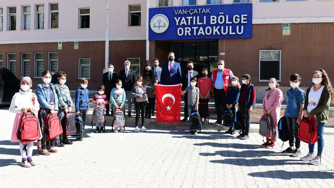 Türk Kızılay Genel Merkezinden Çatak'taki Öğrencilere Kırtasiye Yardımı Yapıldı